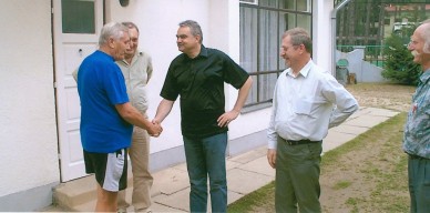 2004. szeptember - A gyár vezető meglátogatják a siófoki üdülőben pihenő nyugdíjas dolgozókat - Fotó: Bathó László